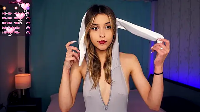 FannyHewson online show from November 11, 2025, 7:47 pm