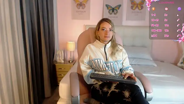 zoe jones13 online show from February 18, 2025, 9:32 am