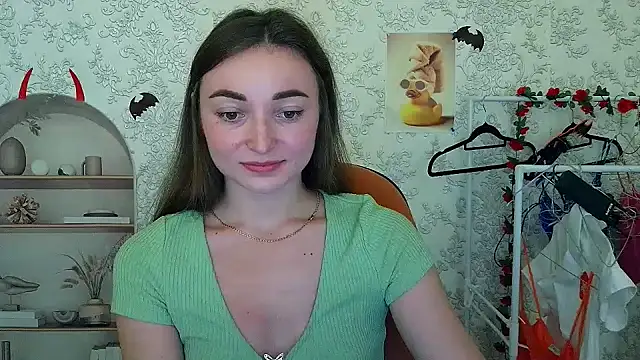  Barbie Kiss  online show from November 2, 2025, 5:37 pm