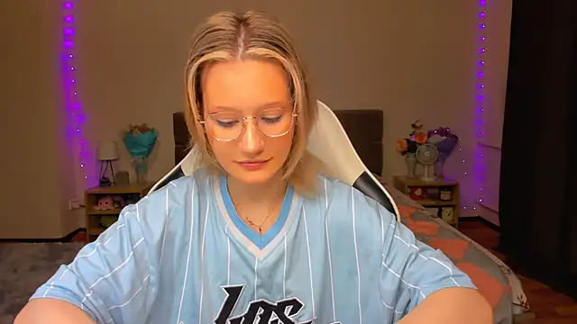 Snapshot of DearLia chatting on September 10, 2025, 8:42 pm DearLia online show from September 10, 2025, 8:42 pm
