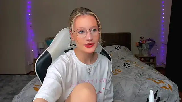 Snapshot of DearLia chatting on September 23, 2025, 8:12 pm DearLia online show from September 23, 2025, 8:12 pm