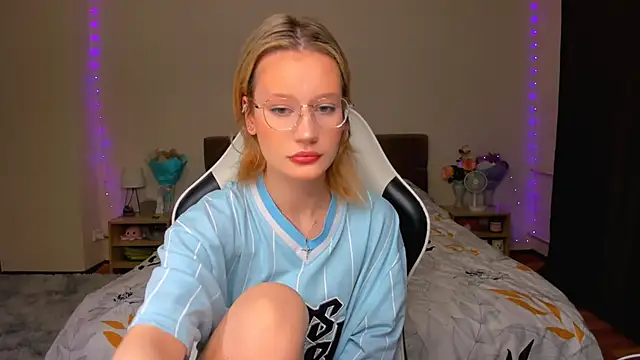 Snapshot of DearLia chatting on September 30, 2025, 8:14 pm DearLia online show from September 30, 2025, 8:14 pm