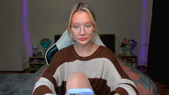 Snapshot of DearLia chatting on October 8, 2025, 7:00 pm DearLia online show from October 8, 2025, 7:00 pm
