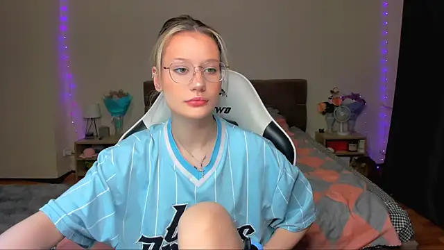 Snapshot of DearLia chatting on October 18, 2025, 9:48 pm DearLia online show from October 18, 2025, 9:48 pm