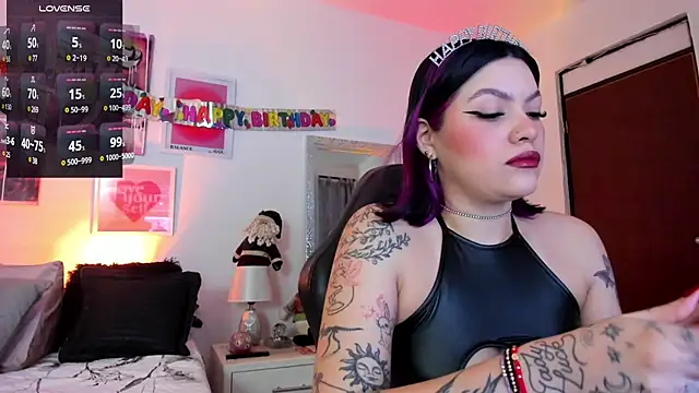 AnnieHuntters online show from December 27, 2024, 2:04 am