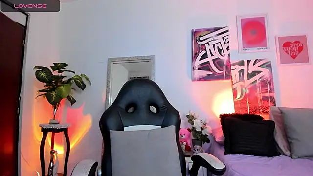 AnnieHuntters online show from March 18, 2025, 3:20 am