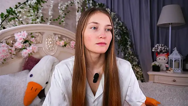 MonaEldon online show from December 3, 2025, 2:41 am