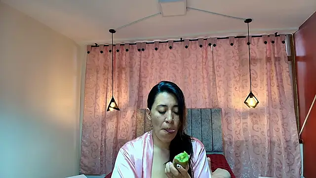 VioletaScott  online show from October 15, 2025, 3:34 pm