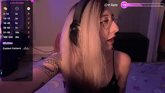 lovelylucyy online show from December 23, 2024, 1:51 am