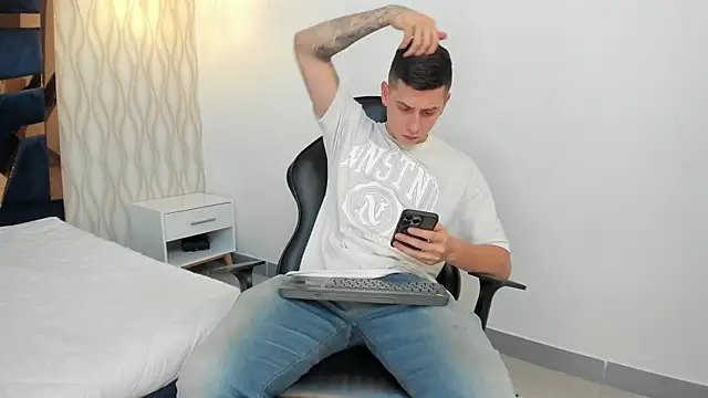 Snapshot of Yeiko_Romero_ chatting on February 18, 2025, 5:21 pm Yeiko Romero online show from February 18, 2025, 5:21 pm
