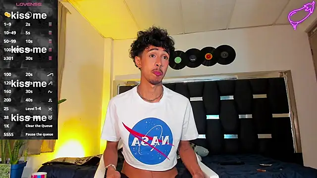 Snapshot of RyanRizzo chatting on March 12, 2025, 1:36 am RyanRizzo online show from March 12, 2025, 1:36 am