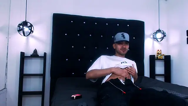 Snapshot of Liam_crox chatting on December 15, 2024, 3:31 pm Liam crox online show from December 15, 2024, 3:31 pm