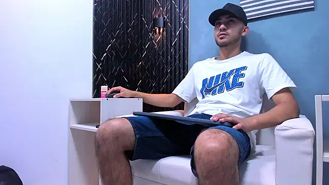 Snapshot of Liam_crox chatting on December 17, 2024, 7:48 pm Liam crox online show from December 17, 2024, 7:48 pm