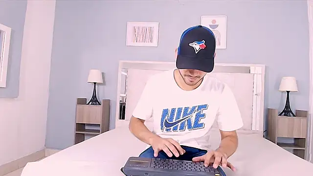 Snapshot of Liam_crox chatting on December 27, 2024, 2:12 pm Liam crox online show from December 27, 2024, 2:12 pm