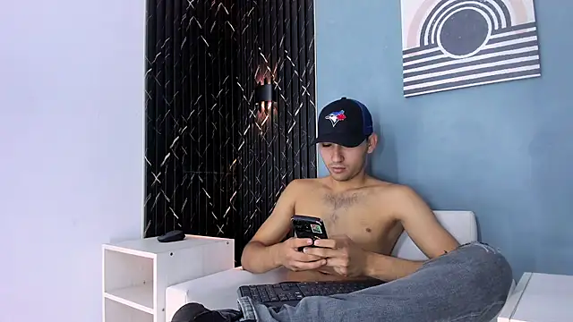 Snapshot of Liam_crox chatting on December 30, 2024, 7:32 pm Liam crox online show from December 30, 2024, 7:32 pm