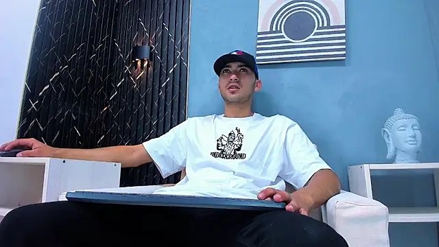 Snapshot of Liam_crox chatting on January 2, 2025, 12:46 pm Liam crox online show from January 2, 2025, 12:46 pm