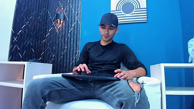 Snapshot of Liam_crox chatting on February 7, 2025, 11:34 pm Liam crox online show from February 7, 2025, 11:34 pm