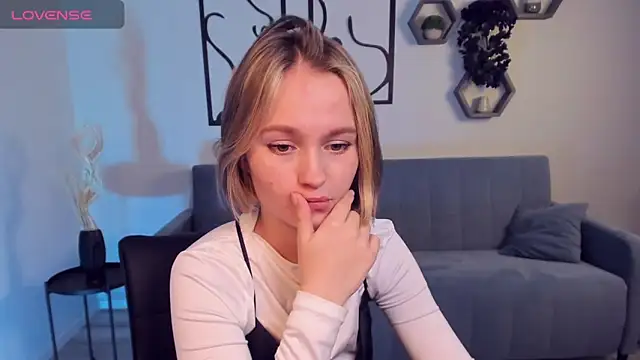 BritnieCute online show from December 3, 2024, 6:37 am