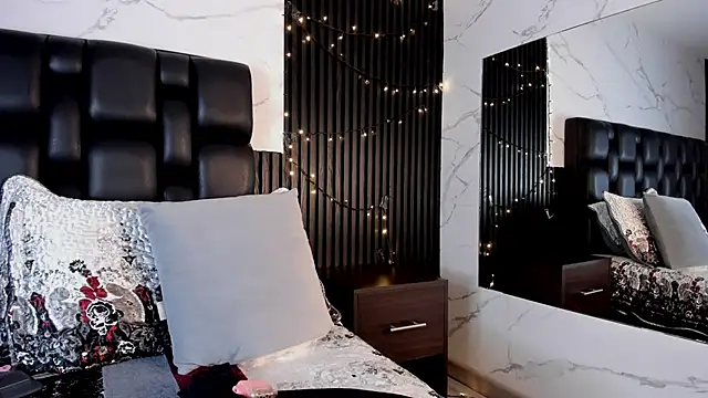 AuroraBon online show from October 8, 2025, 9:18 am