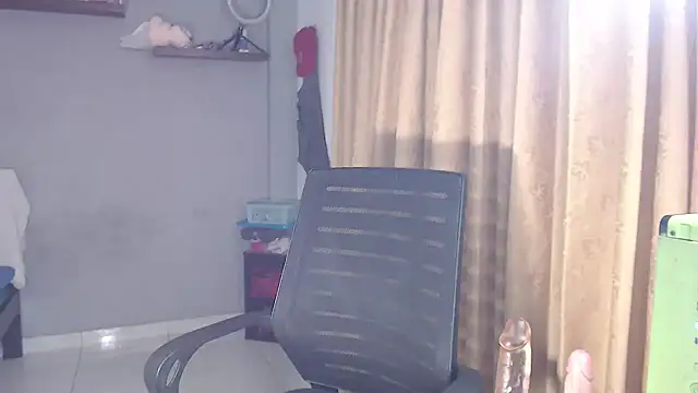 Snapshot of SusanLeroy chatting on October 10, 2025, 10:03 am SusanLeroy online show from October 10, 2025, 10:03 am