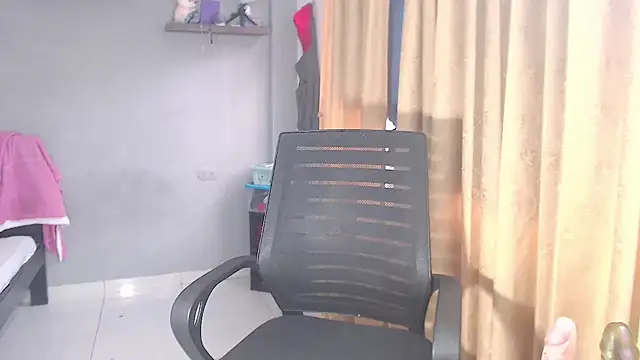 Snapshot of SusanLeroy chatting on October 15, 2025, 10:59 am SusanLeroy online show from October 15, 2025, 10:59 am