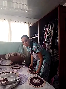 Samantha Sullivan  online show from October 31, 2025, 12:17 pm