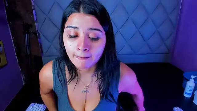 venusowen  online show from October 2, 2025, 1:07 pm