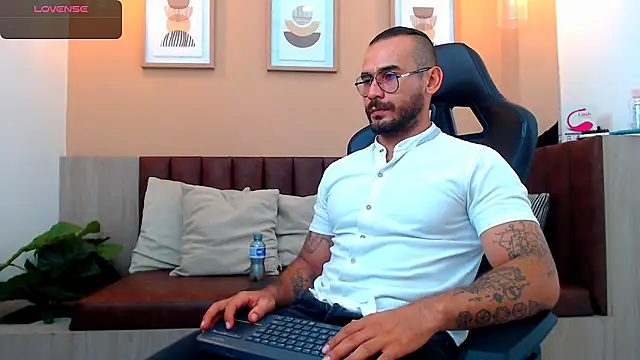 Snapshot of hanz_col chatting on December 10, 2024, 9:54 pm hanz col online show from December 10, 2024, 9:54 pm