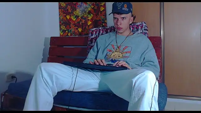 Keeny16 online show from December 18, 2024, 1:37 am