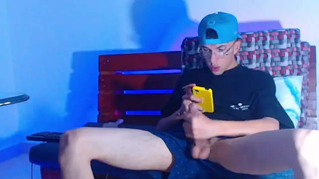 Keeny16 online show from March 4, 2025, 3:37 pm