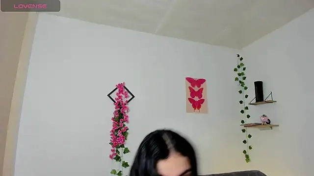 Snapshot of Emic_ chatting on January 14, 2025, 6:38 pm Emic online show from January 14, 2025, 6:38 pm