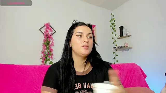 Snapshot of Emic_ chatting on January 28, 2025, 5:56 pm Emic online show from January 28, 2025, 5:56 pm