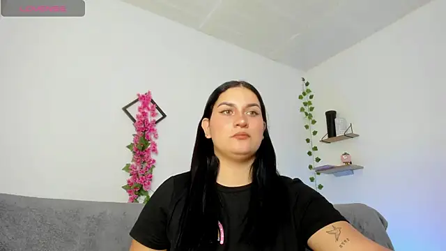 Snapshot of Emic_ chatting on January 31, 2025, 6:14 pm Emic online show from January 31, 2025, 6:14 pm