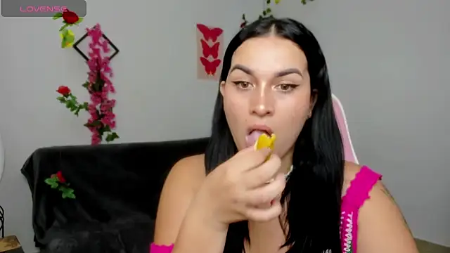 Snapshot of Emic_ chatting on February 7, 2025, 6:24 pm Emic online show from February 7, 2025, 6:24 pm