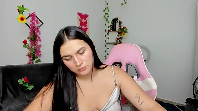 Snapshot of Emic_ chatting on February 10, 2025, 8:21 pm Emic online show from February 10, 2025, 8:21 pm