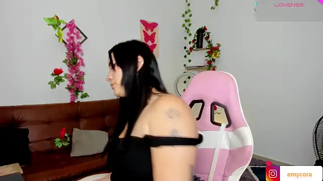 Snapshot of Emic_ chatting on February 17, 2025, 7:42 pm Emic online show from February 17, 2025, 7:42 pm