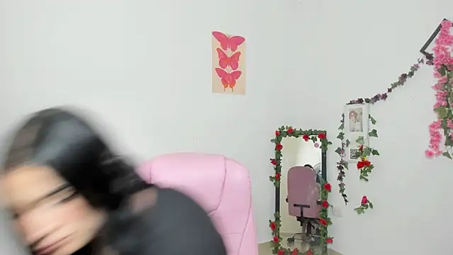 Snapshot of Emic_ chatting on November 13, 2025, 4:06 pm Emic online show from November 13, 2025, 4:06 pm