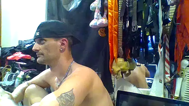 Snapshot of slinginbigD chatting on October 8, 2025, 1:58 am slinginbigD online show from October 8, 2025, 1:58 am