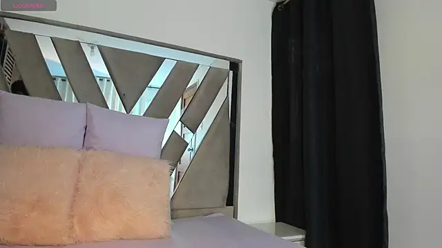 Snapshot of sara_williams01 chatting on November 18, 2025, 1:04 pm sara williams01 online show from November 18, 2025, 1:04 pm