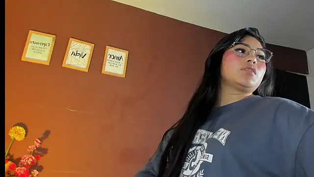 Snapshot of Little_Ivy chatting on November 18, 2025, 7:07 pm Little Ivy online show from November 18, 2025, 7:07 pm