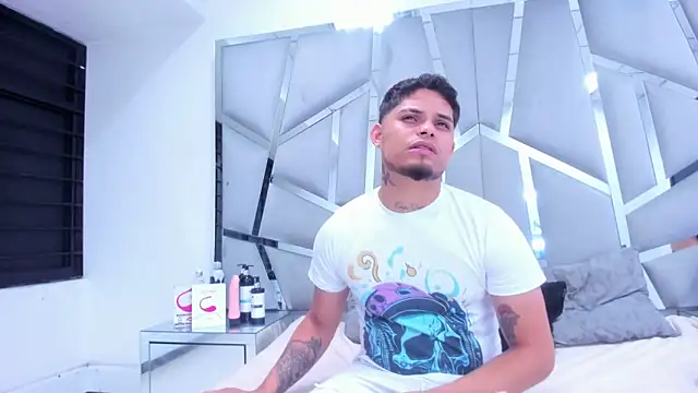 Snapshot of MelissaAndZeuss chatting on February 20, 2025, 5:23 am MelissaAndZeuss online show from February 20, 2025, 5:23 am