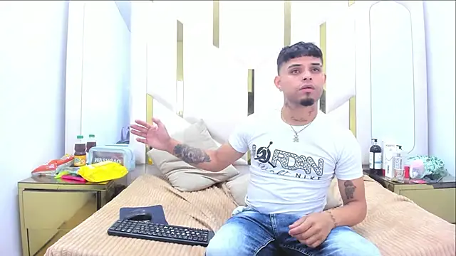 Snapshot of MelissaAndZeuss chatting on October 12, 2025, 6:12 am MelissaAndZeuss online show from October 12, 2025, 6:12 am