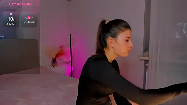 Laura Leee online show from February 18, 2025, 9:32 am