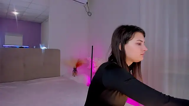 Laura Leee online show from March 6, 2025, 6:30 am