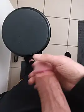 Snapshot of casper0303 chatting on February 14, 2025, 9:34 am casper0303 online show from February 14, 2025, 9:34 am