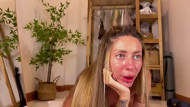 Snapshot of ___art chatting on November 4, 2025, 11:42 am    art online show from November 4, 2025, 11:42 am