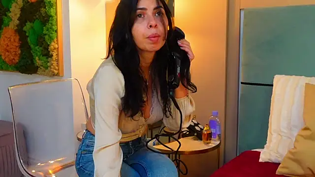 Snapshot of SarraRose chatting on February 28, 2025, 12:43 am SarraRose online show from February 28, 2025, 12:43 am