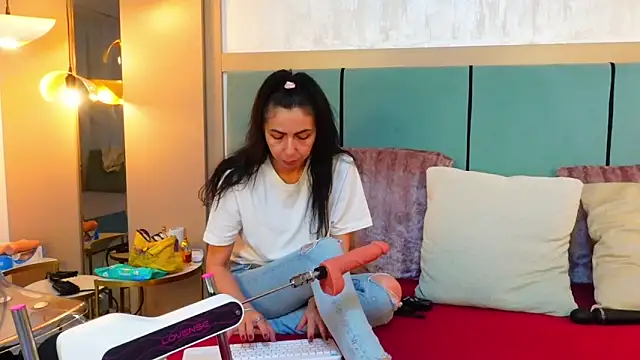 Snapshot of SarraRose chatting on March 14, 2025, 8:32 am SarraRose online show from March 14, 2025, 8:32 am