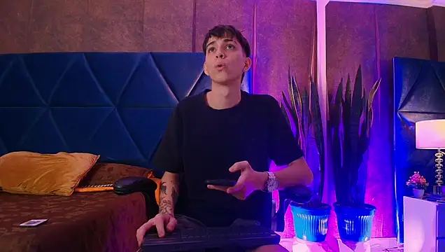 Lion Foster01 online show from December 2, 2025, 8:37 pm