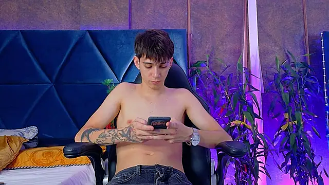 Lion Foster01 online show from December 17, 2025, 9:54 pm